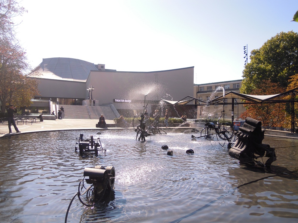 Tinguelybrunnen beim Theater Basel