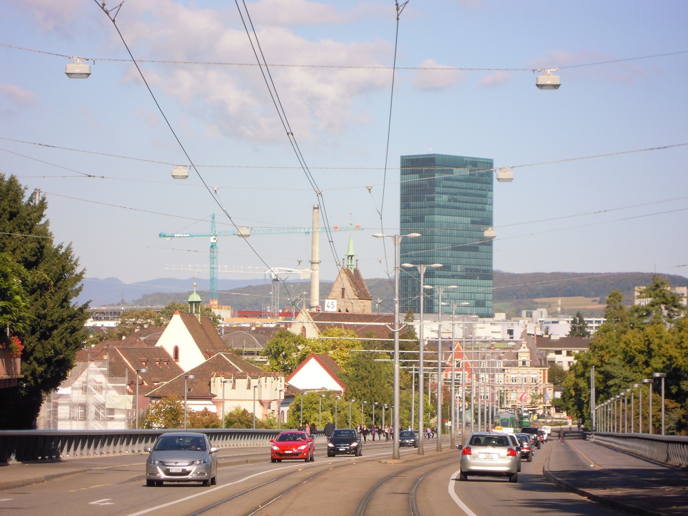 Messeturm Basel von der Wettsteinbrücke aus